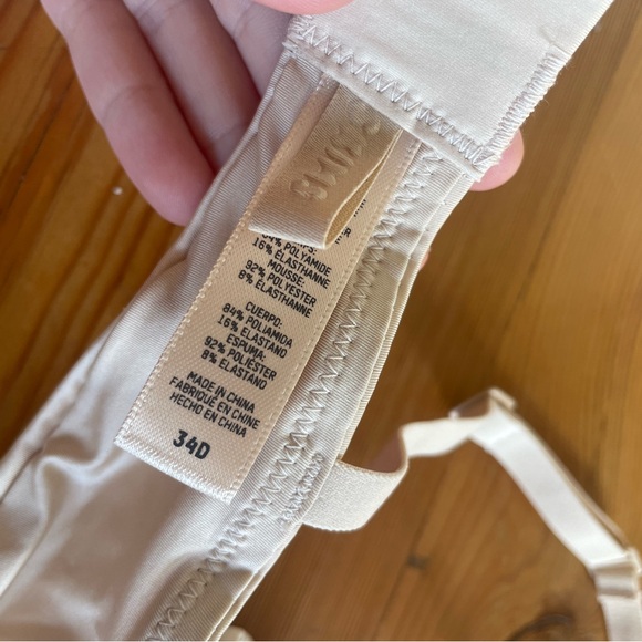 SKIMS Wireless Form Push Up Plunge Bra in Sand (34D) - Picture 4 of 5